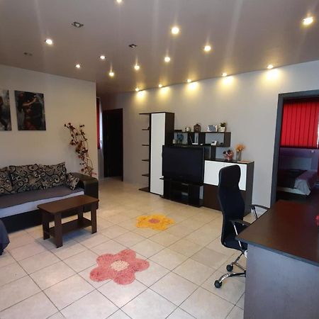 Spacious, Modern Condo In New Villa - Sleeps 6 布加勒斯特 外观 照片